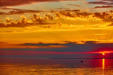 iyi kırmızı günbatımı üzerinde deniz darken