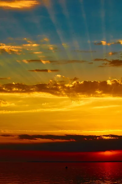 Bom pôr-do-sol vermelho sobre o mar escuro — Fotografia de Stock