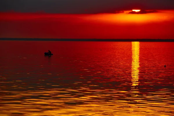 Bon coucher de soleil rouge sur la mer sombre — Photo