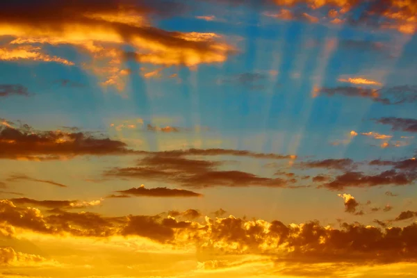 Bom pôr-do-sol vermelho sobre o mar escuro — Fotografia de Stock