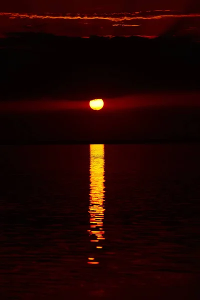 Lever de soleil dans la mer avec vague douce et nuageux — Photo