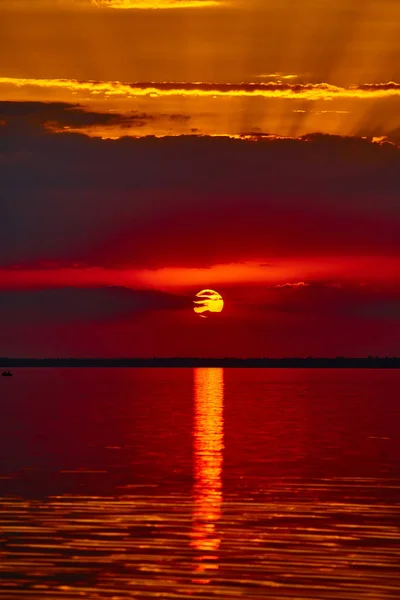 Lever de soleil dans la mer avec vague douce et nuageux — Photo