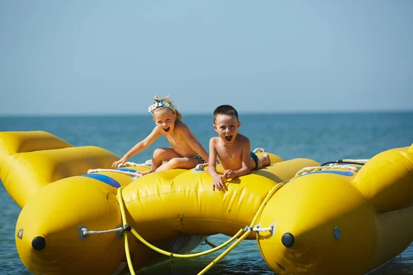 Two happy kids playing on the boat at summer day — Stock Photo, Image