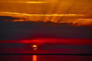 Sunrise denizin dalga yumuşak ve bulutlu