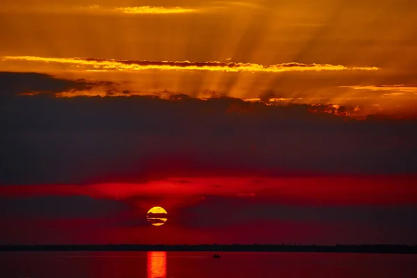 Sunrise in de zee met zacht Golf en bewolkt — Stockfoto