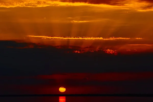 Lever de soleil dans la mer avec vague douce et nuageux — Photo