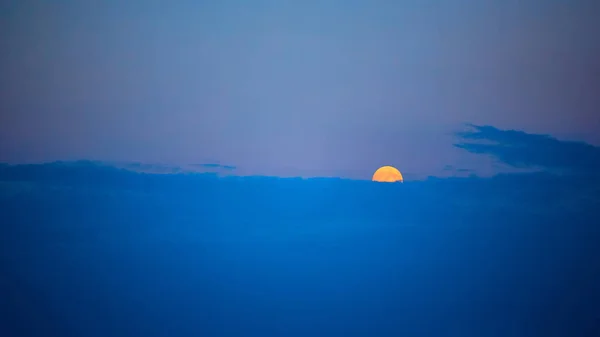 Lua cheia ao pôr do sol — Fotografia de Stock