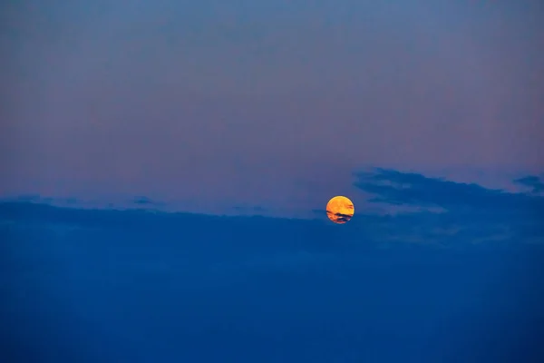 Pleine lune au coucher du soleil — Photo