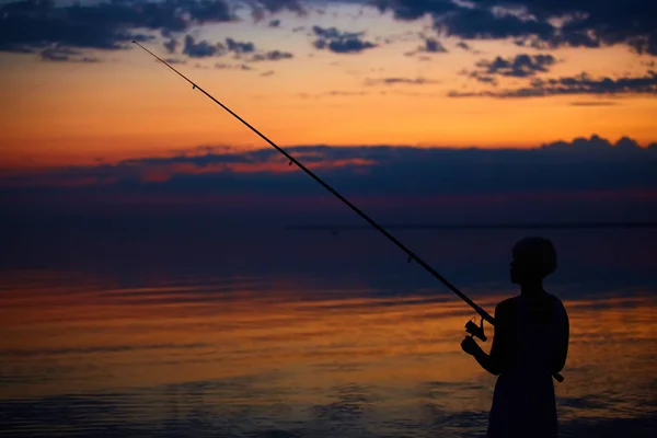 Ψάρεμα σιλουέτα στον δραματικό ουρανό και θάλασσα — Φωτογραφία Αρχείου