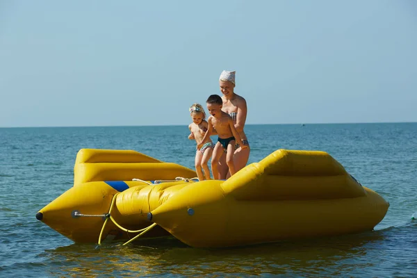 Dos niños con mamá en el bote de vela en el mar en verano — Foto de Stock