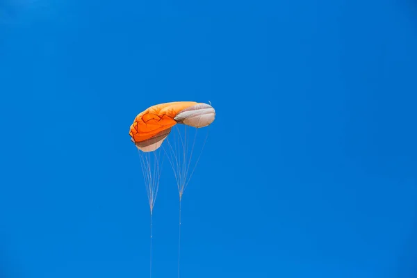 Cerf-volant dans le ciel et le nuage — Photo