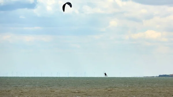 Hombre atlético saltar en tabla de kitesurf — Foto de Stock