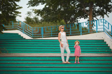 Hipster anne ile kızı yalınayak hasır şapkalı. Film tarzı