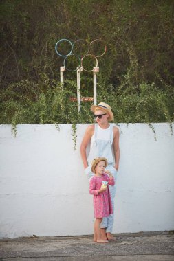 Hipster anne ile kızı yalınayak hasır şapkalı. Film tarzı