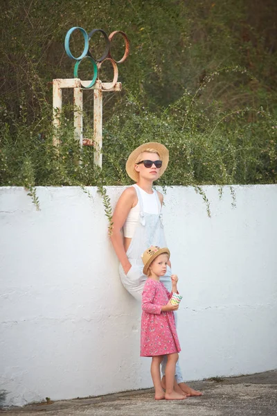 Hipster mamá en sombrero de paja con hija descalza. Estilo de película — Foto de Stock