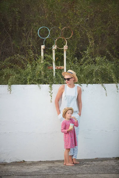 Hipster mom in straw hat with daughter barefoot. Film style — Stock Photo, Image