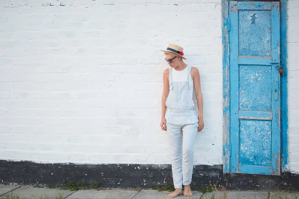 Pretty slim tan blonde stylish woman in straw hat and sunglasses posing — Stock Photo, Image