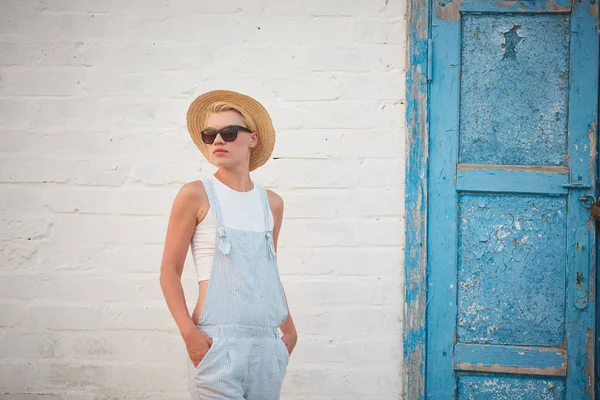 Bastante slim tan mulher elegante loira em chapéu de palha e óculos de sol posando — Fotografia de Stock