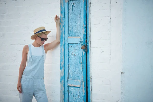 Bastante delgado bronceado rubia elegante mujer en sombrero de paja y gafas de sol posando — Foto de Stock