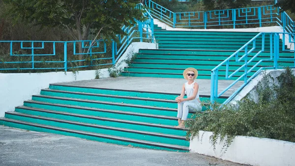 Estilo de vida al aire libre de verano retrato de mujer bonita rubia con estilo en sombrero de paja — Foto de Stock