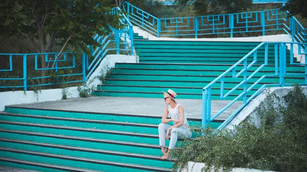 Estilo de vida al aire libre de verano retrato de mujer bonita rubia con estilo en sombrero de paja — Foto de Stock