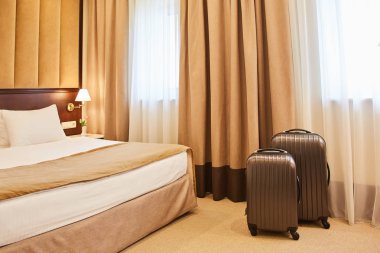 otel odasında seyahat çantası