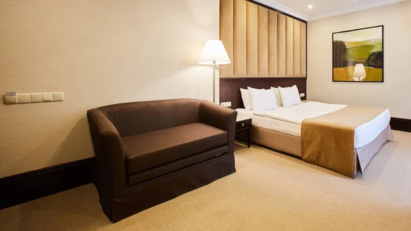 Hermoso dormitorio decoración de diseño interior en el hotel —  Fotos de Stock
