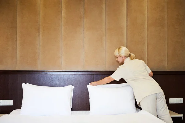 Hotel service. Made making bed in room. — Stock Photo, Image