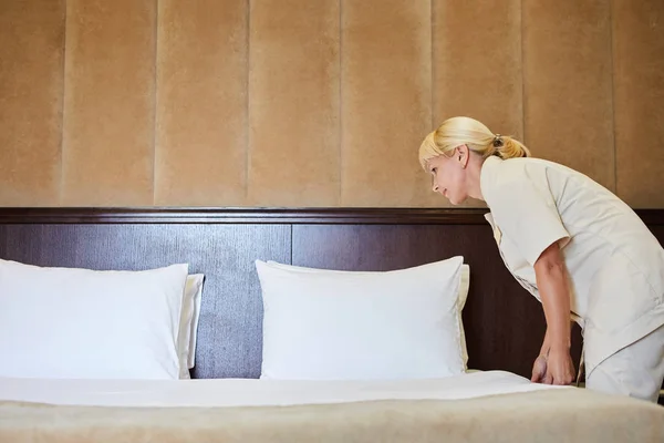 Hotel service. Made making bed in room. — Stock Photo, Image