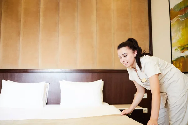 Hotel service. Made making bed in room. — Stock Photo, Image
