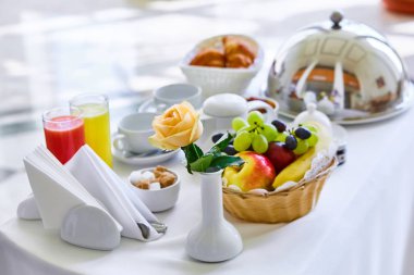 nefis bir kahvaltı için iki lüks otel.
