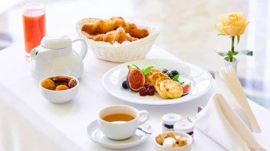 nefis bir kahvaltı için iki lüks otel.