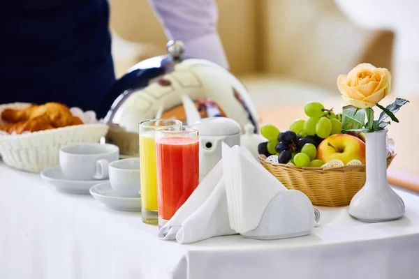 Leckeres Frühstück für zwei Personen im Luxushotel. — Stockfoto
