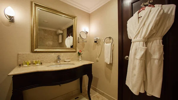 Lavabo et robinet de salle de bain propre hôtel — Photo