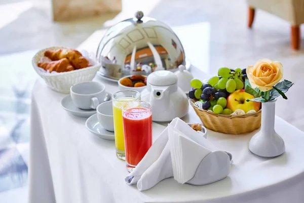 Leckeres Frühstück für zwei Personen im Luxushotel. — Stockfoto