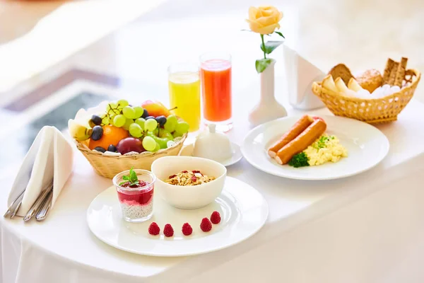 Leckeres Frühstück für zwei Personen im Luxushotel. — Stockfoto