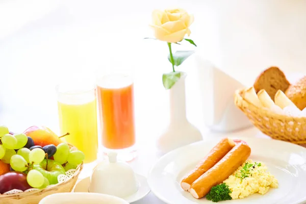 Leckeres Frühstück für zwei Personen im Luxushotel. — Stockfoto