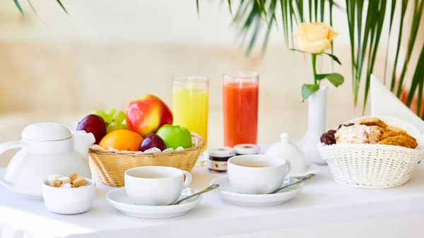 Delicious breakfast for two at the luxury hotel. — Stock Photo, Image