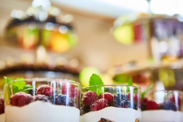 Blackberry and raspberry in the white yogurt. — Stock Photo, Image