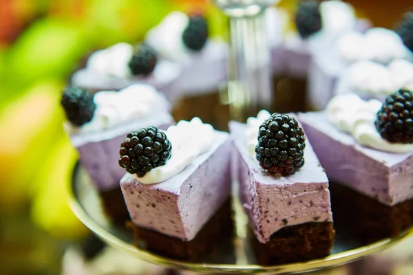 Kuchenbuffet für eine Geburtstagsfeier. — Stockfoto