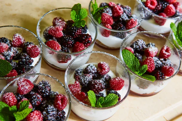 Blackberry and raspberry in the white yogurt. — Stock Photo, Image