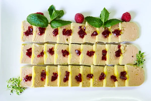 Pâté de foie de poulet avec gelée rouge pour les vacances . — Photo