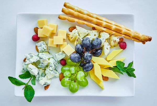 Variation de fromage sur une table blanche . — Photo