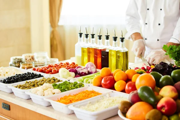 Bar de ensaladas con verduras en el restaurante, comida saludable — Foto de Stock