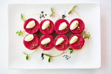 ringa balığı, pancar, havuç, soğan, patates ve yumurta yakın çekim bir plaka üzerinde katmanlı salatası. Yatay.