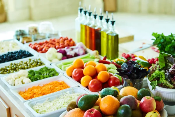 रेस्तरां में सब्जियों के साथ सलाद बार, स्वस्थ भोजन — स्टॉक फ़ोटो, इमेज