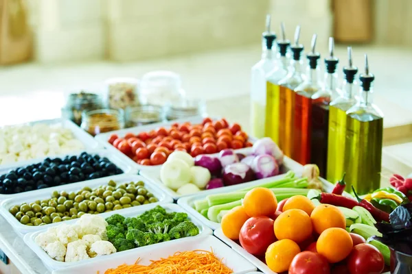 Bar de ensaladas con verduras en el restaurante, comida saludable — Foto de Stock