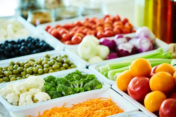 Bar de ensaladas con verduras en el restaurante, comida saludable — Foto de Stock