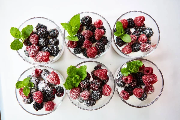 Blackberry and raspberry in the white yogurt. — Stock Photo, Image