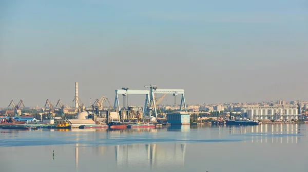 Nikolaev, Ukraine - September 30, 2016: Industrial areas of the shipbuilding yard. — Stock Photo, Image